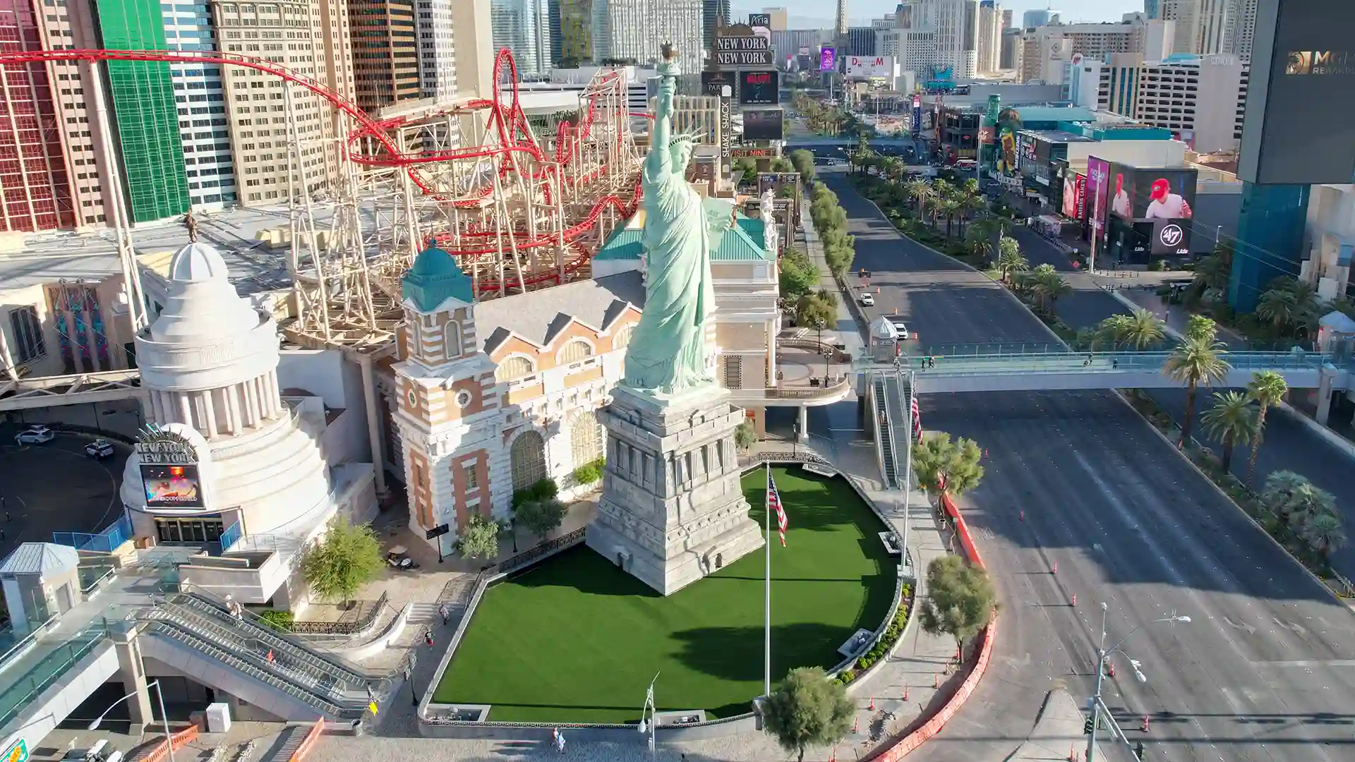 SYNLawn artificial grass in front of the Las Vegas Statue of Liberty Replica at New York NY Casino image of SYNLawn artificial grass at the world famous New York New York Casino Statue of Liberty Replica Statue