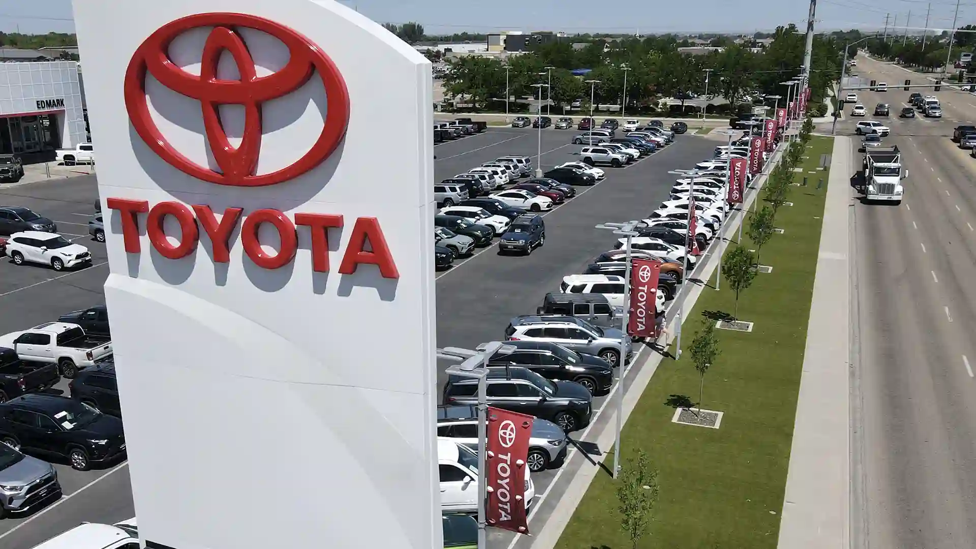SYNLawn artificial grass at Edmark Toyota in Nampa Idaho image of artificial grass medians and landscaping at Edmark Toyota car dealership at Edmark Toyota in Nampa Idaho