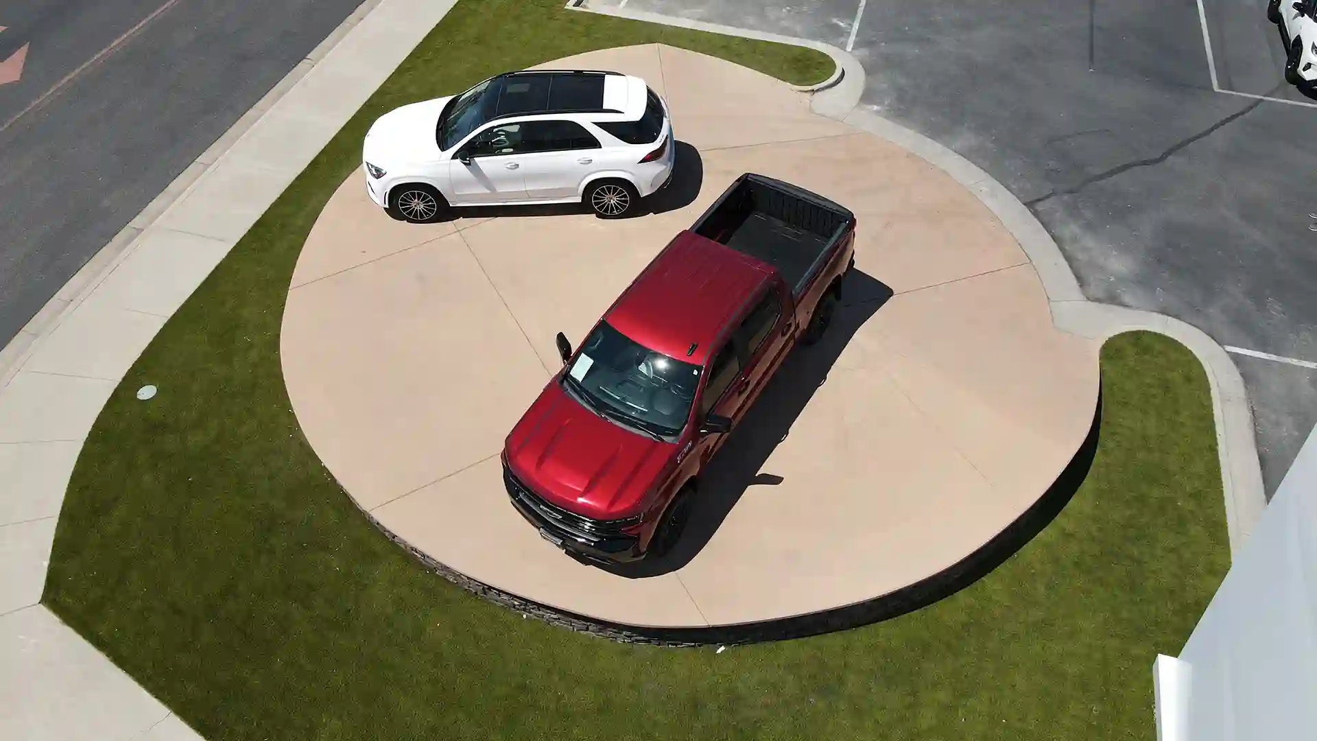 SYNLawn artificial grass at Edmark Toyota in Nampa Idaho image of artificial grass medians and landscaping at Edmark Toyota car dealership at Edmark Toyota in Nampa Idaho