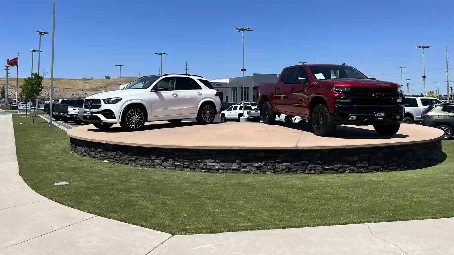 SYNLawn artificial grass at Edmark Toyota in Nampa Idaho image of artificial grass medians and landscaping at Edmark Toyota car dealership at Edmark Toyota in Nampa Idaho